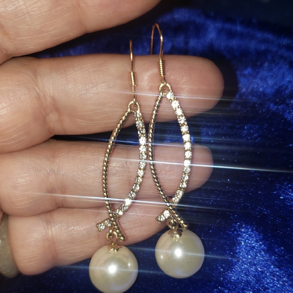 Beautiful Faux Pearl And Rhinestone Dangle Drop Earrings. Gold-tone